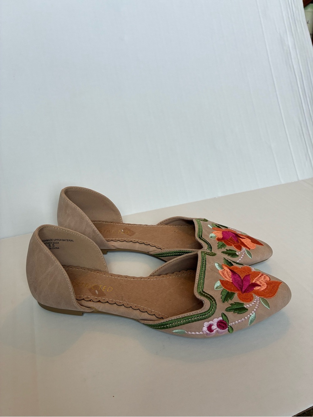 Women’s RESTRICTED Flats 8.5